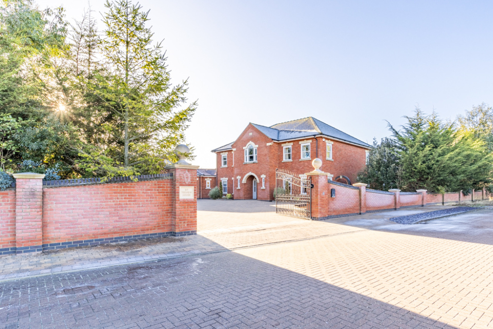 Superb Luxury Executive 5 Bedroomed House For Sale in Desirable